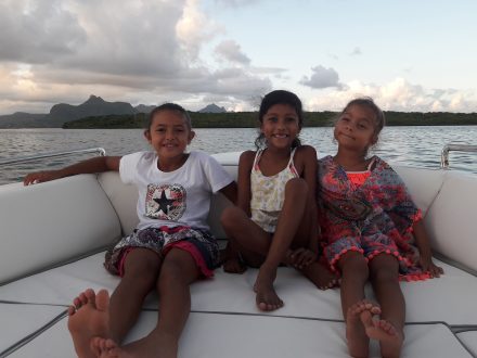 Hello-Mauritius-Relaxing-Afternoon-Speedboat-Excursion-with-Friends